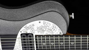 Ultimate - Silver Dragon - Rock & Metal Gitarre - graviertes Schlagbrett Detail 2